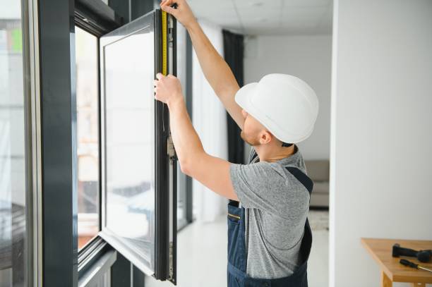 Trabajador midiendo ventana con metro