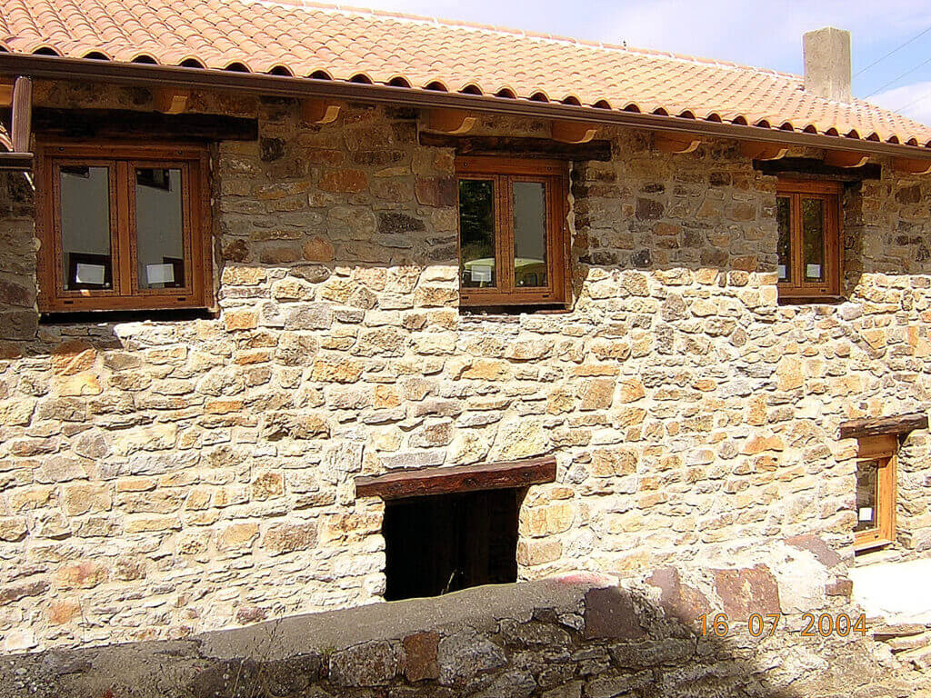 Ventana imitación madera en Leon